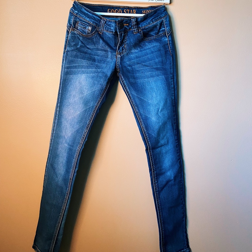 ❤️ Stretchy cozy jeans if you’re a size 3! Gogo Star skinny blue jeans. 👖✨